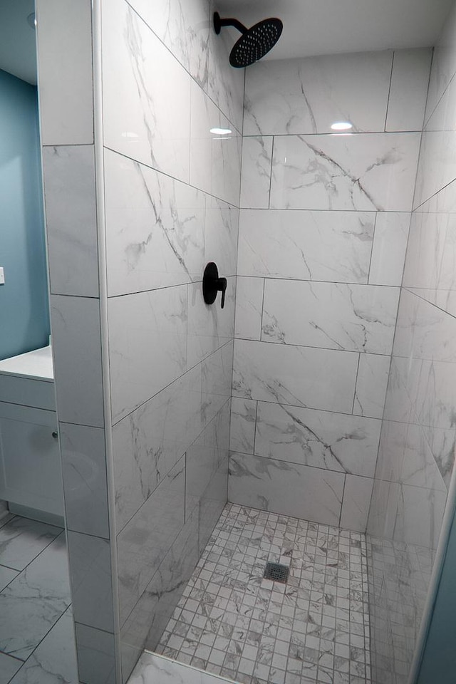 bathroom featuring a tile shower