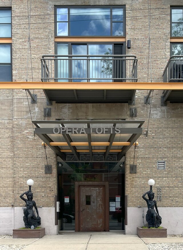 2545 S Dearborn St Unit 508, Chicago, IL 60616 - property entrance featuring brick siding and a balcony