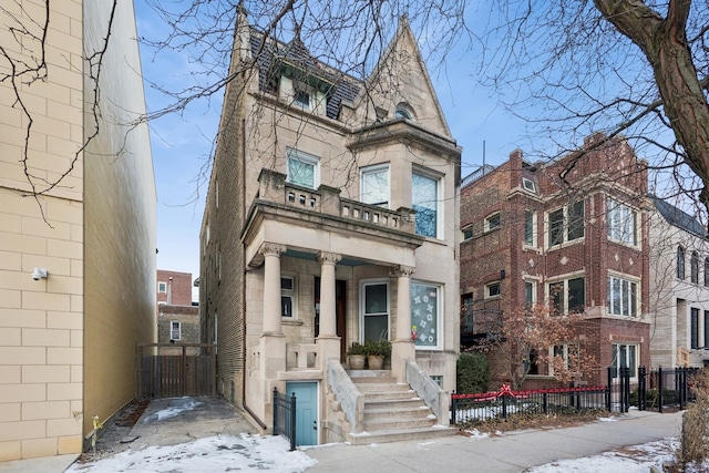 view of front of house with a fenced front yard