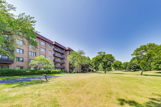 view of property's community featuring a lawn