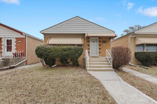 bungalow-style house featuring a front lawn