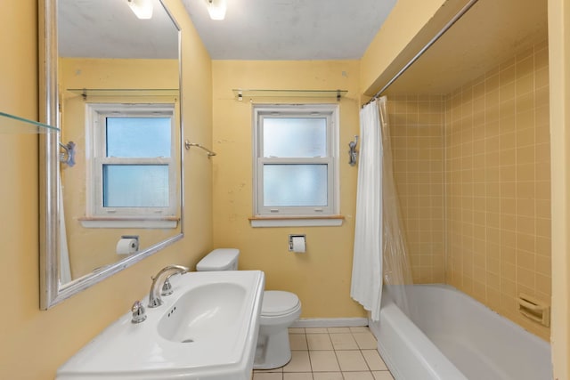 full bathroom with toilet, a wealth of natural light, tile patterned flooring, and shower / tub combo with curtain