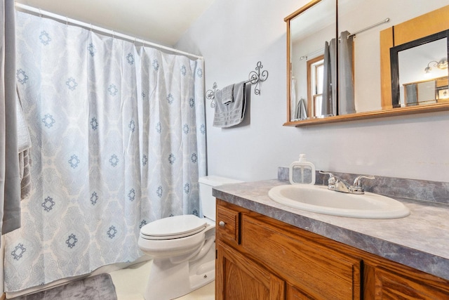 bathroom featuring a shower with shower curtain, vanity, and toilet