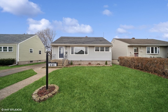 view of front of house featuring a front lawn