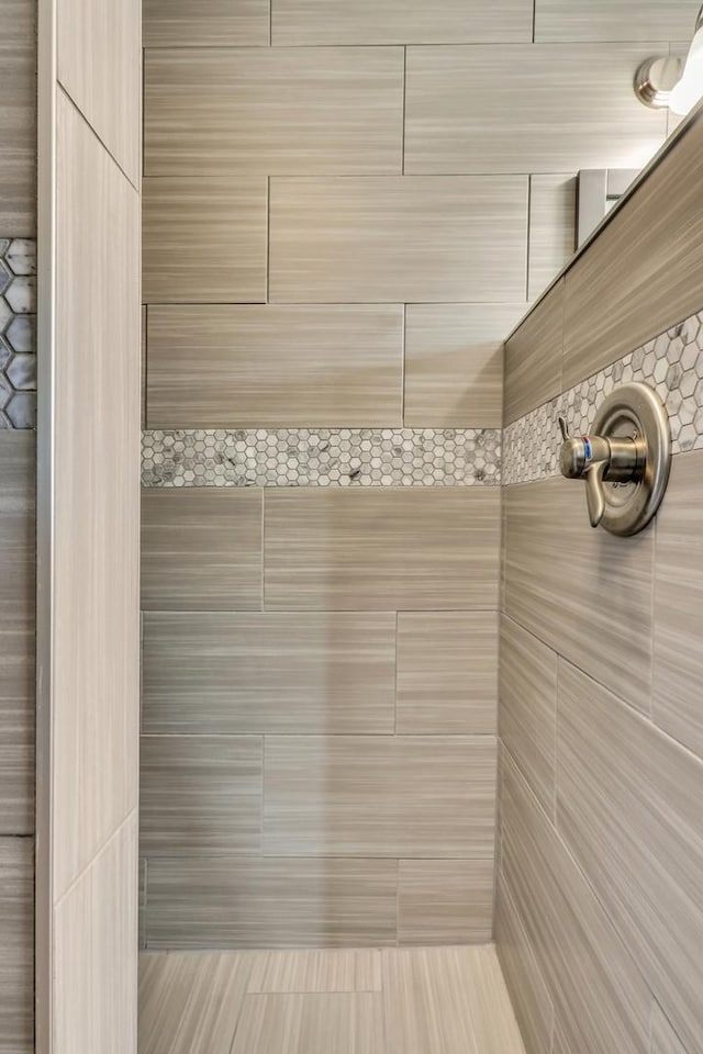 bathroom featuring a tile shower