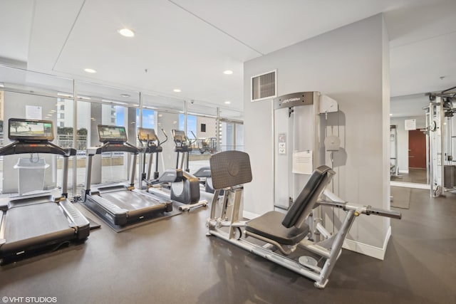 gym featuring visible vents, floor to ceiling windows, baseboards, and recessed lighting