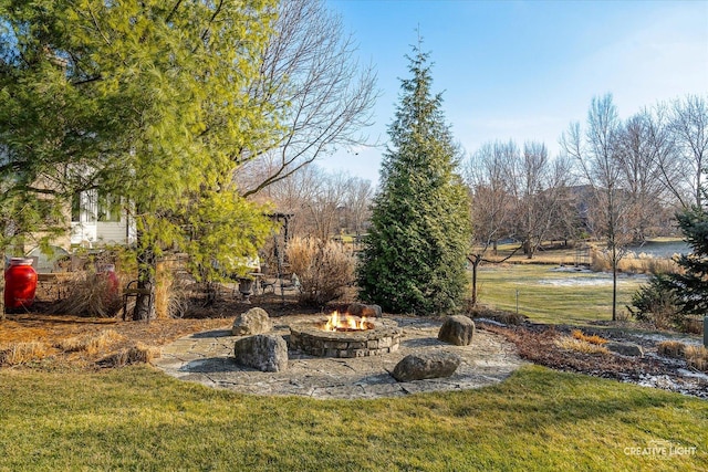 view of yard featuring a fire pit