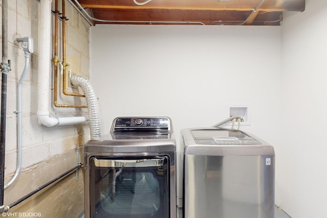 laundry room featuring independent washer and dryer