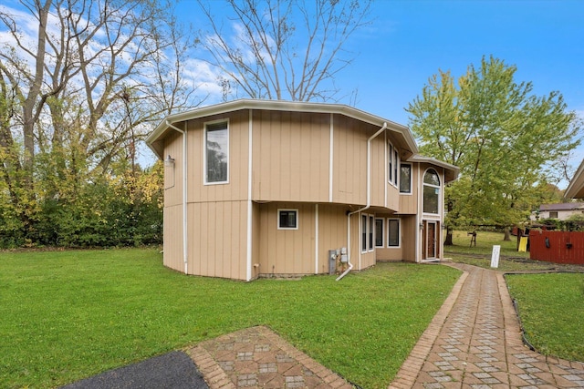 view of side of property featuring a lawn