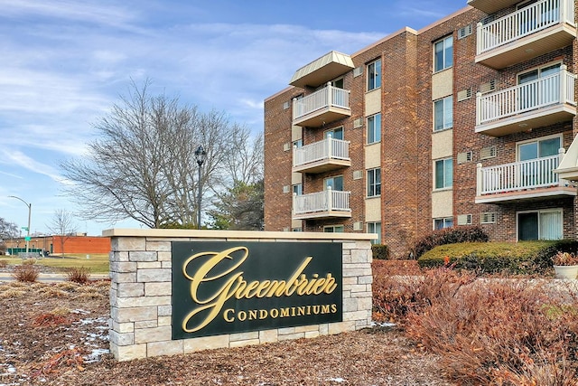 view of community / neighborhood sign