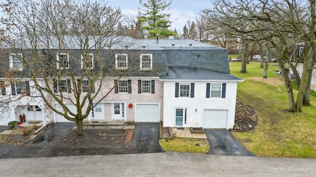 view of front of home featuring a front yard