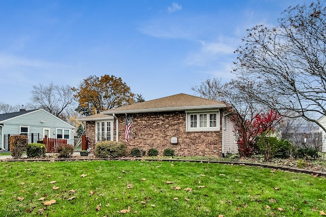 view of front of house with a front lawn