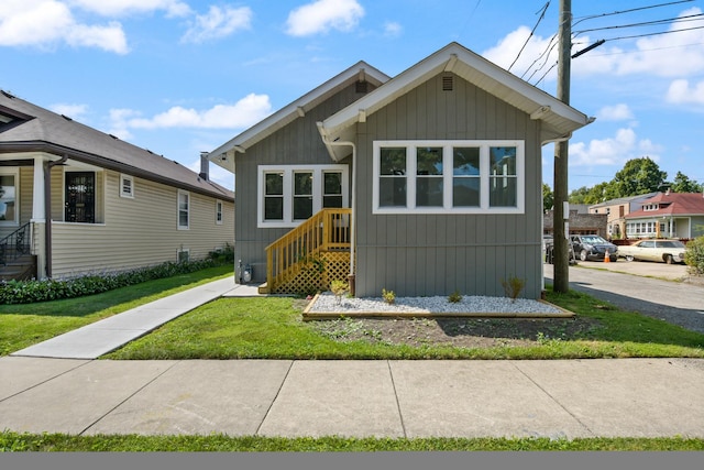 view of front facade with a front yard