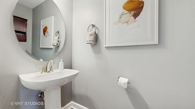 bathroom featuring sink