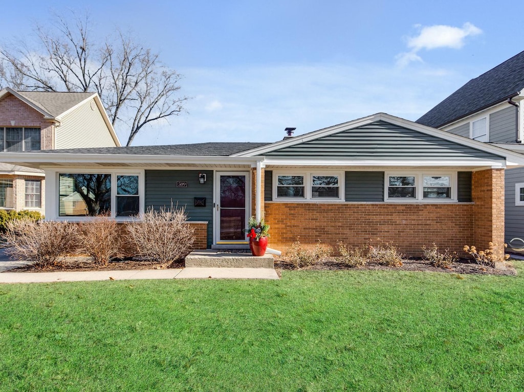 view of front of property with a front lawn