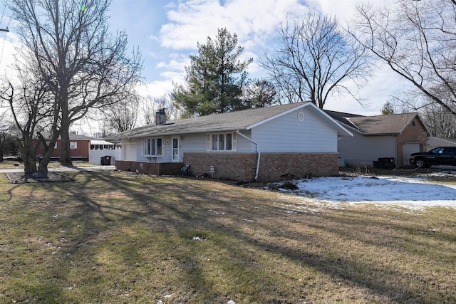 view of front of house featuring a front yard and a garage