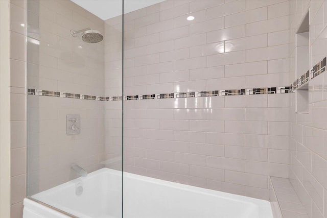 bathroom with tiled shower / bath combo