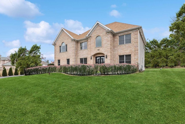 view of front of house featuring a front lawn