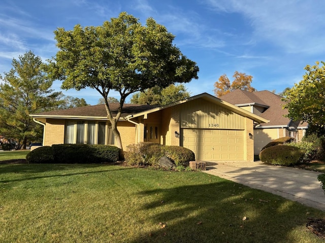 view of front of house featuring a front lawn and a garage