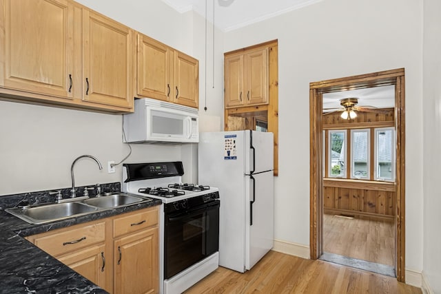 kitchen featuring sink, ceiling fan, light hardwood / wood-style floors, crown molding, and white appliances