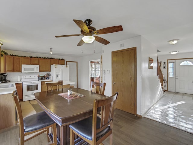 dining area featuring ceiling fan, sink, and light hardwood / wood-style floors