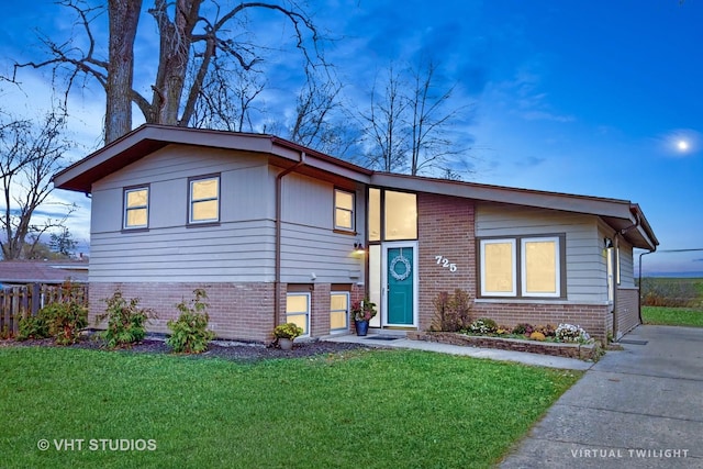 view of front of home featuring a front yard