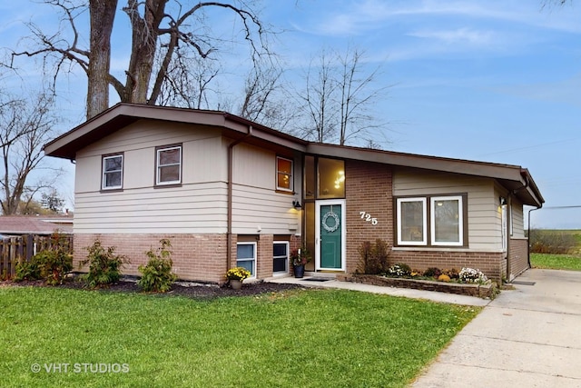 view of front facade featuring a front lawn