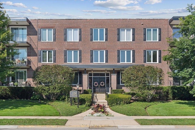 view of front of property featuring a front lawn