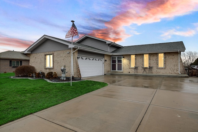 view of front facade featuring a garage and a yard