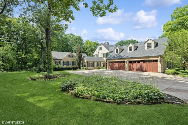 cape cod-style house featuring a front yard