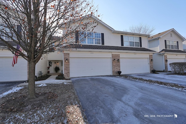 view of front property featuring a garage