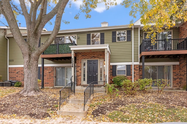 townhome / multi-family property featuring a balcony