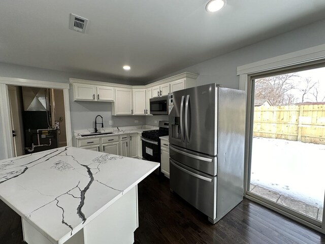 empty room featuring recessed lighting, visible vents, dark wood-style flooring, and baseboards