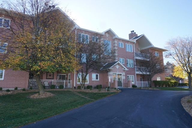 view of front facade with a porch and a front lawn