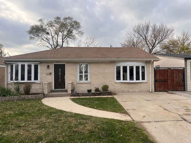 single story home featuring a front yard