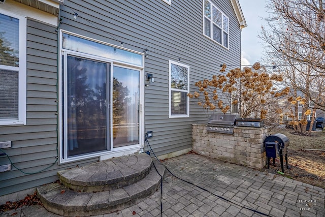 view of patio with an outdoor kitchen and grilling area