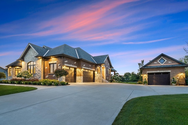 view of front of property featuring a lawn