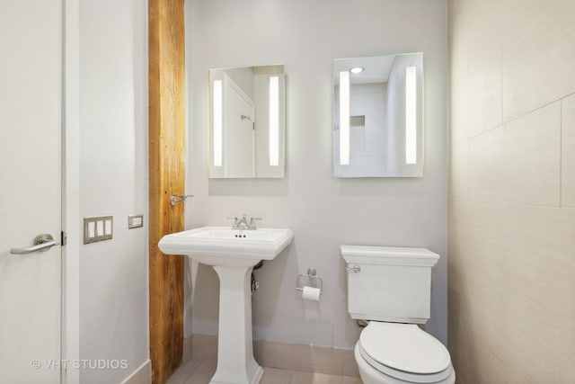 bathroom featuring toilet and sink