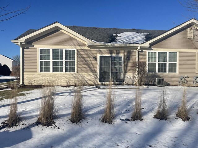 view of front of property featuring a front lawn