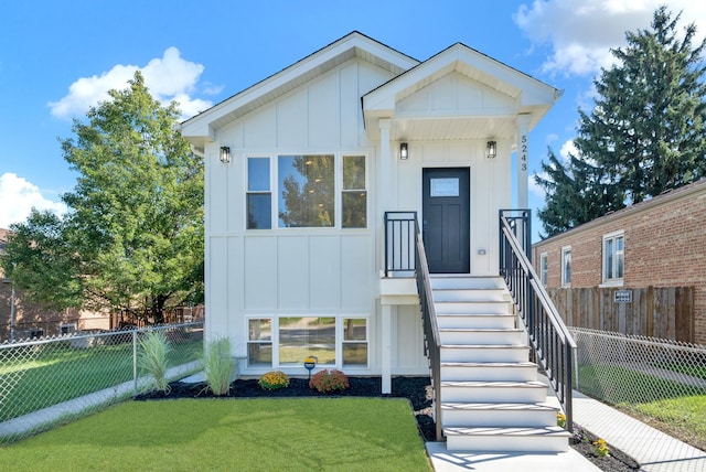 view of front of property with a front yard