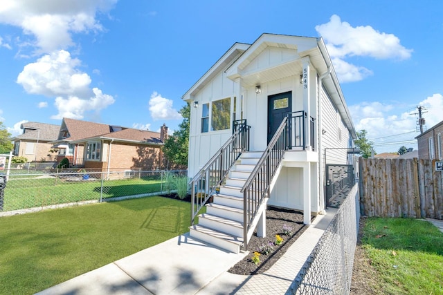 view of front of home featuring a front yard