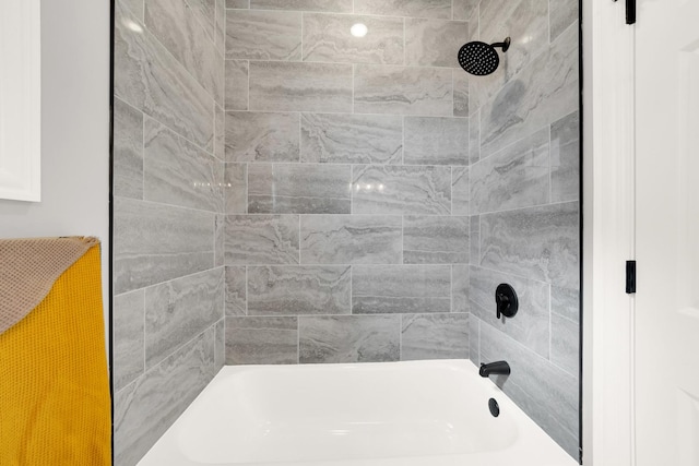 bathroom with tiled shower / bath combo