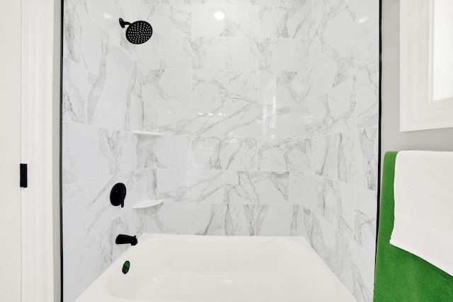 bathroom with tiled shower / bath combo