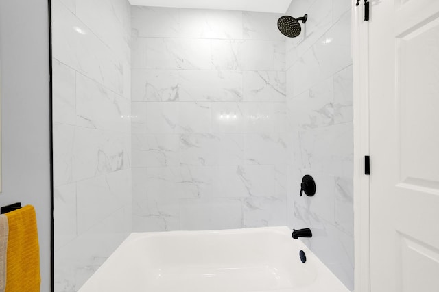 bathroom featuring tiled shower / bath combo