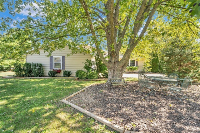 view of front of home featuring a front lawn