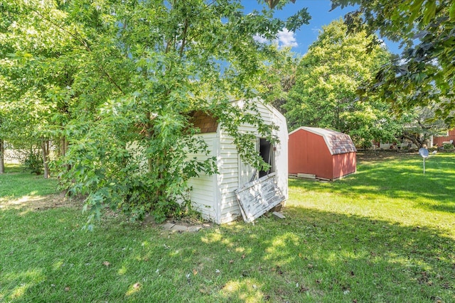 view of outdoor structure featuring a yard