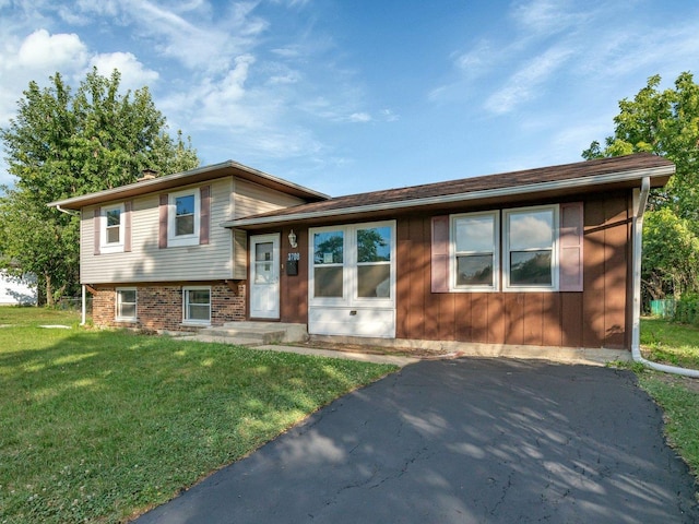 split level home with a front lawn