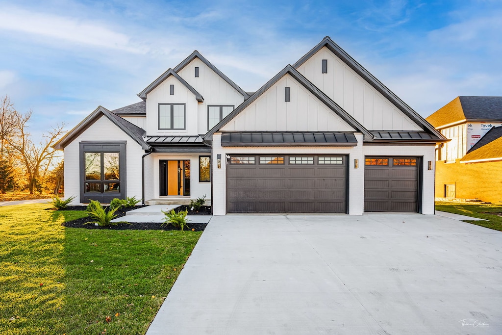 modern inspired farmhouse featuring a front yard