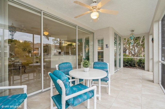 sunroom with ceiling fan