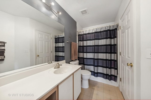 bathroom with toilet, a shower with shower curtain, and vanity